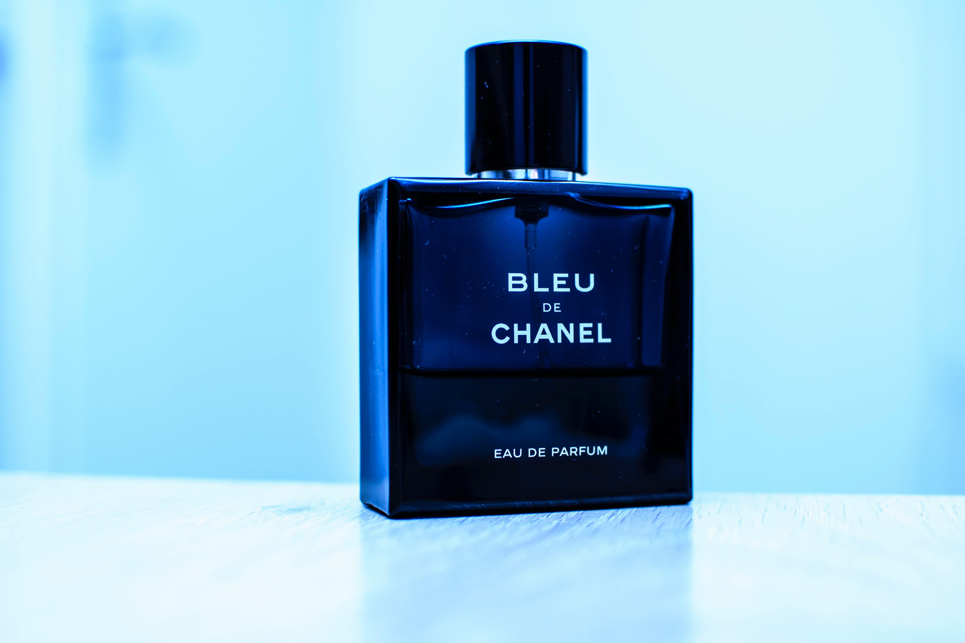 Model with Sentoir DeScent perfume